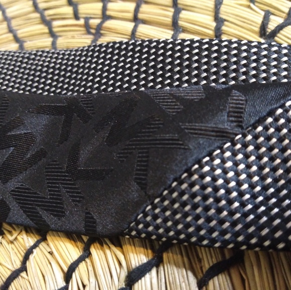 Michael Kors 100% silk tie - Picture 3 of 8